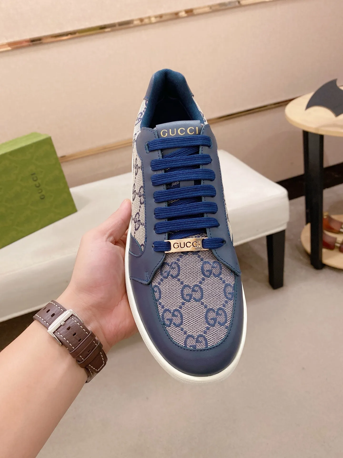 Men's shoes💰 440💰The new GUCCI (Gucci) counters are launched simultaneously. The new men's shoes, 😘fabrics are selected from imported cowhide, and the lining is sheepskin lining. 👍🏿 High-end ☄️ air-cushion molded anti-slip rubber outsole, exquisite lines, simple and elegant, comfortable and high-end for leisure travel. Code number: 38 to 44 (45 can be customized and cannot be returned or exchanged)